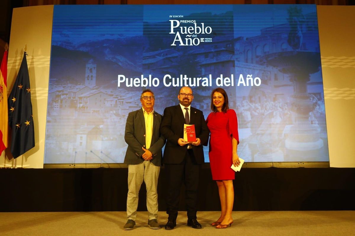 Sergio Ortiz, alcalde de Cariñena, junto a Enrique Torguet, director de Comunicación y Relaciones Institucionales del Grupo Ágora, y Cristina Sánchez, directora gerente de EL PERIÓDICO DE ARAGÓN.