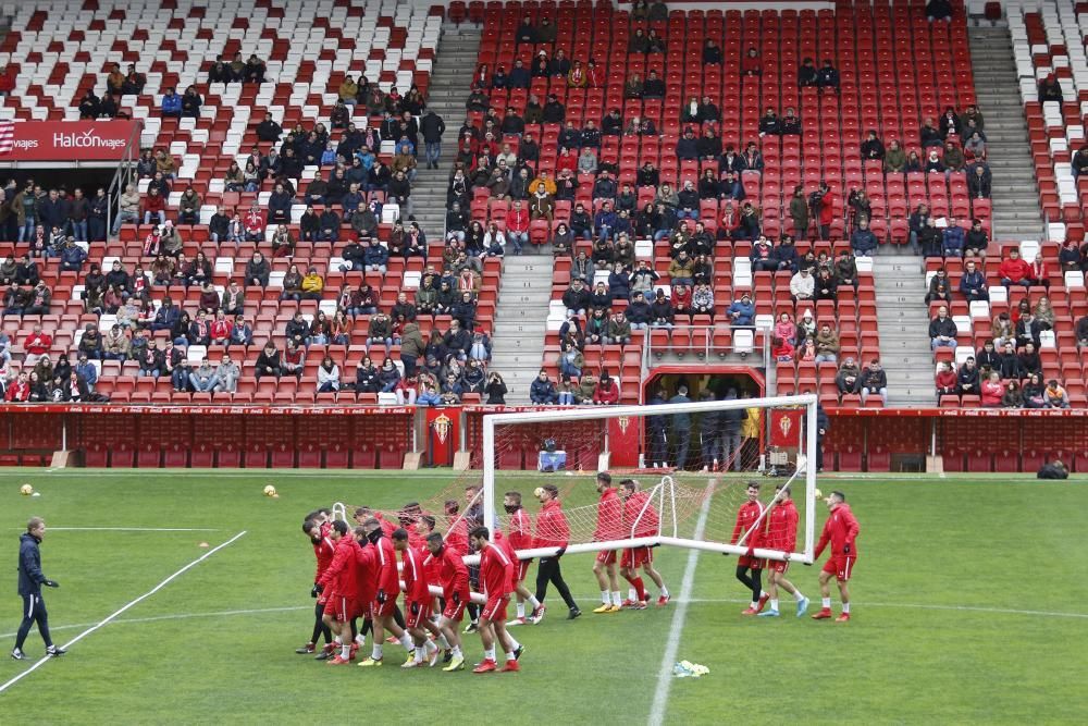 Último entrenamiento del Sporting, en El Molinón, antes del derbi.