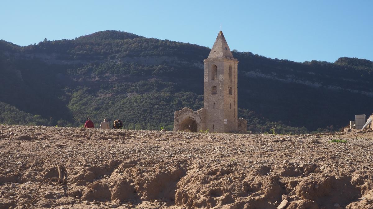 El pantano de Sau, con gran parte del pueblo al descubierto, por la sequía.