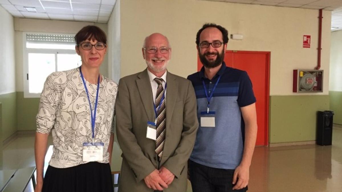 Los filólogos de la UCO Ángela Larrea y Antonio Raigón, junto a Michael Byram.