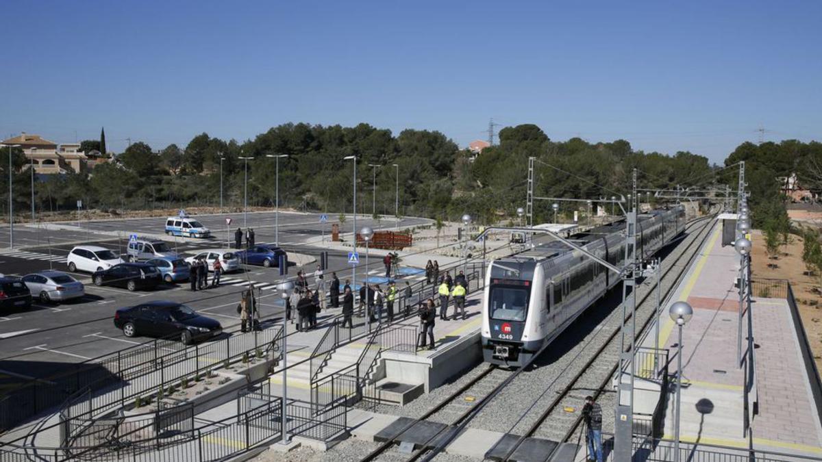 Llegada del metro a las afueras de Riba-roja en 2011. | FERNANDO BUSTAMANTE