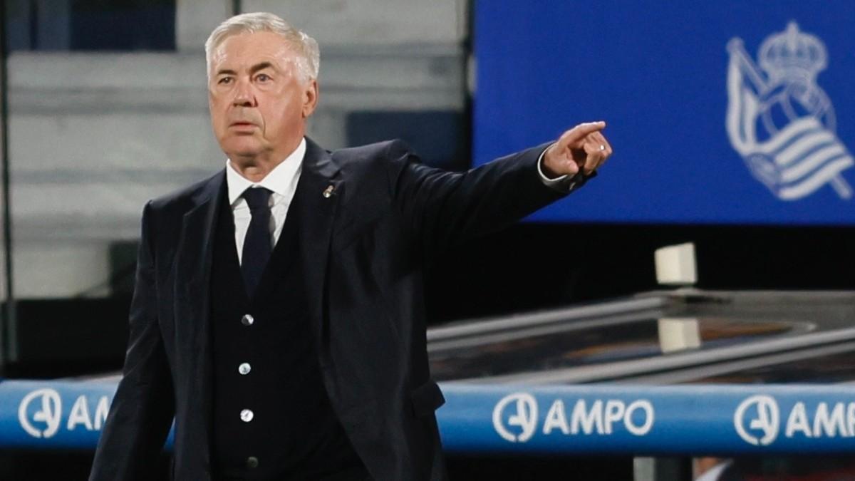 Ancelotti da órdenes a sus jugadores, pero solo para defender