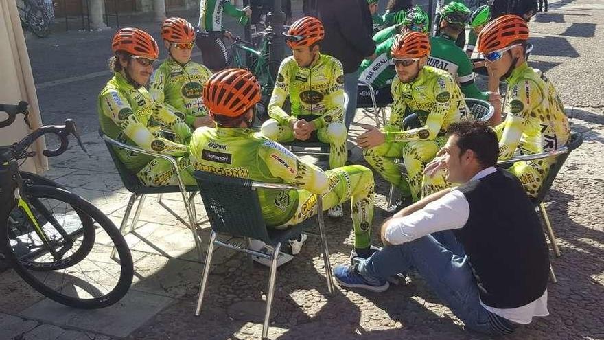 Salgueiro, junto a los ciclistas del Guerciotti Kiwi Atlántico, durante la Volta a Galicia. // FdV