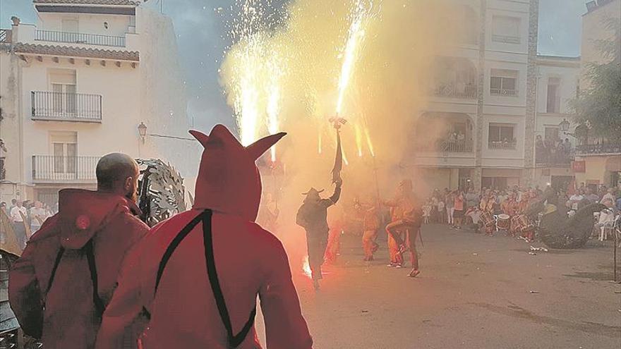 Cervera ultima su Trobada de Dracs con dos desfiles de fuego