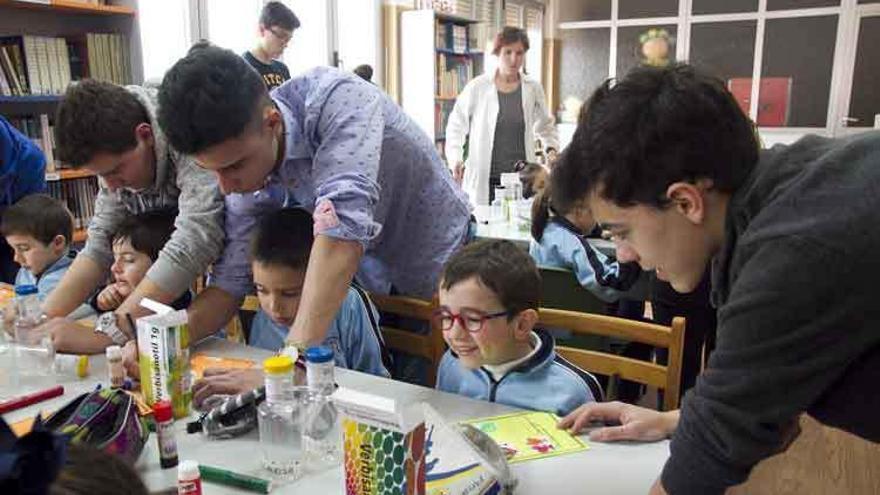 Los alumnos mayores del centro enseñan a los pequeños los efectos del &quot;medicamento&quot;.