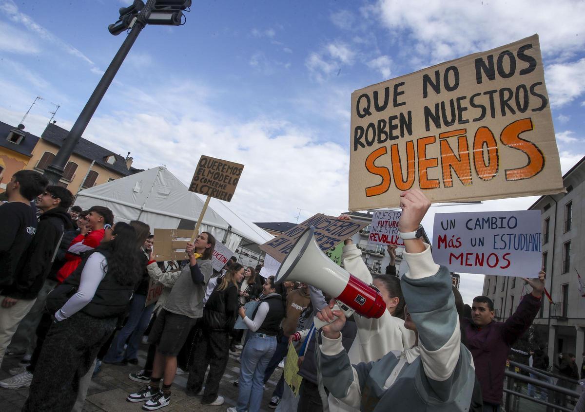 Miles de estudiantes se manifiestan en varias ciudades contra la nueva selectividad. Miles de estudiantes se manifiestan en varias ciudades contra la nueva selectividad.
