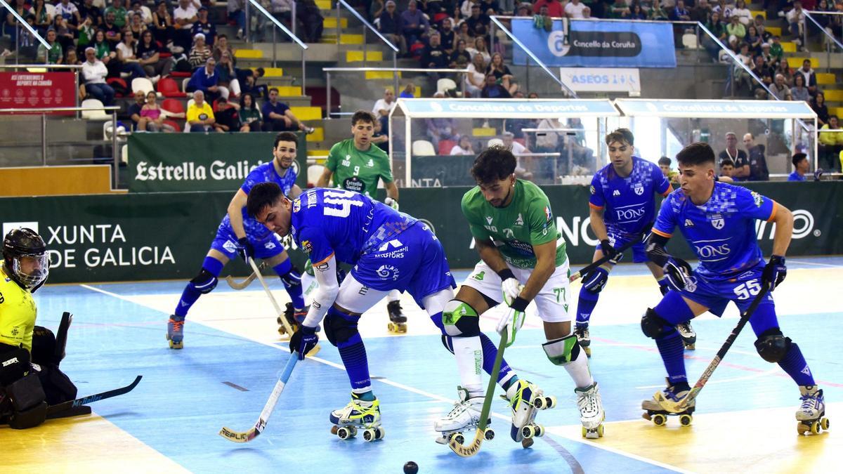 El liceísta Tato Ferruccio se lleva la bola entre varios jugadores del Lleida.