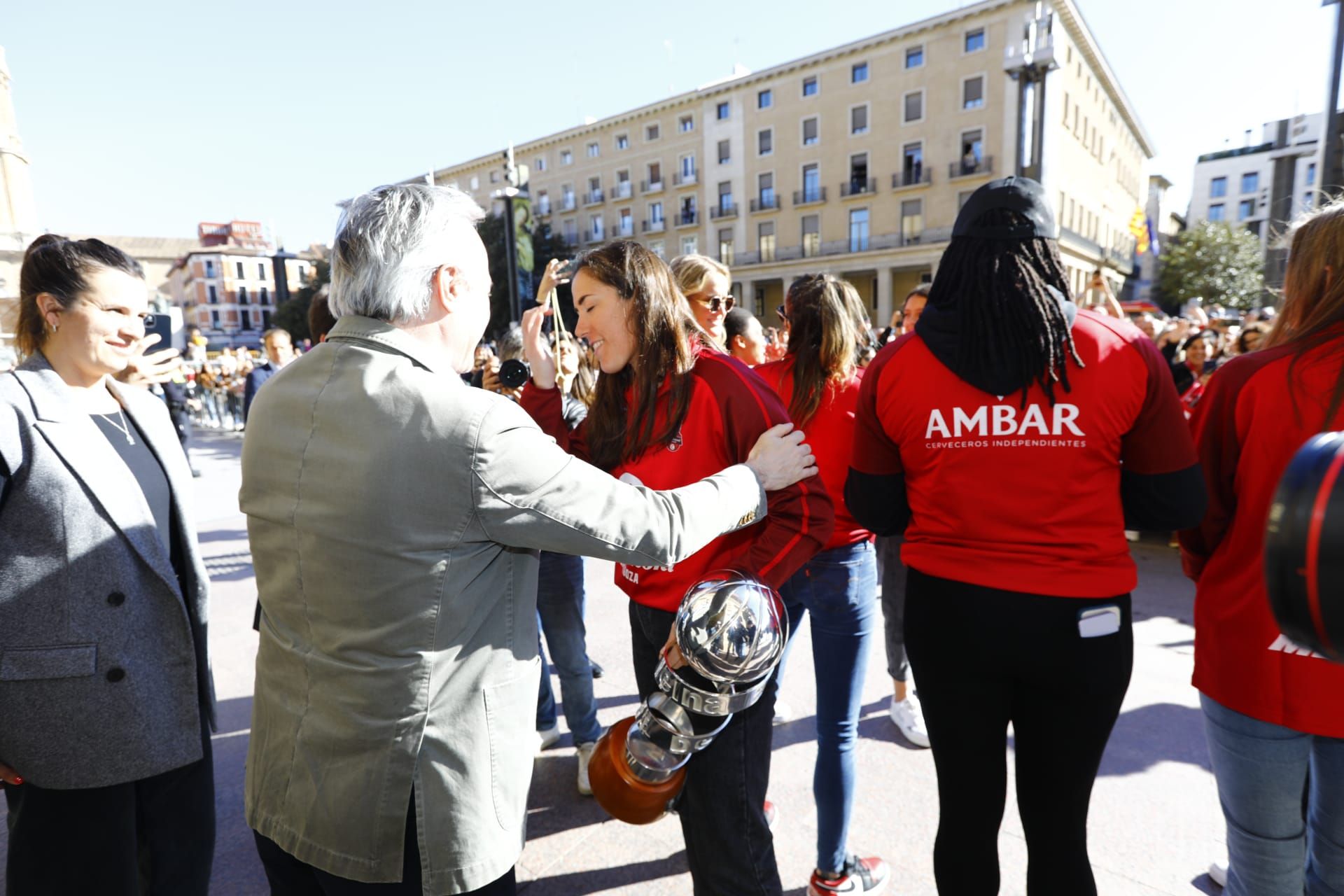 Baño de masas del Casademont Zaragoza en la plaza del Pilar y ofrenda de la Copa de la Reina a la Virgen del Pilar