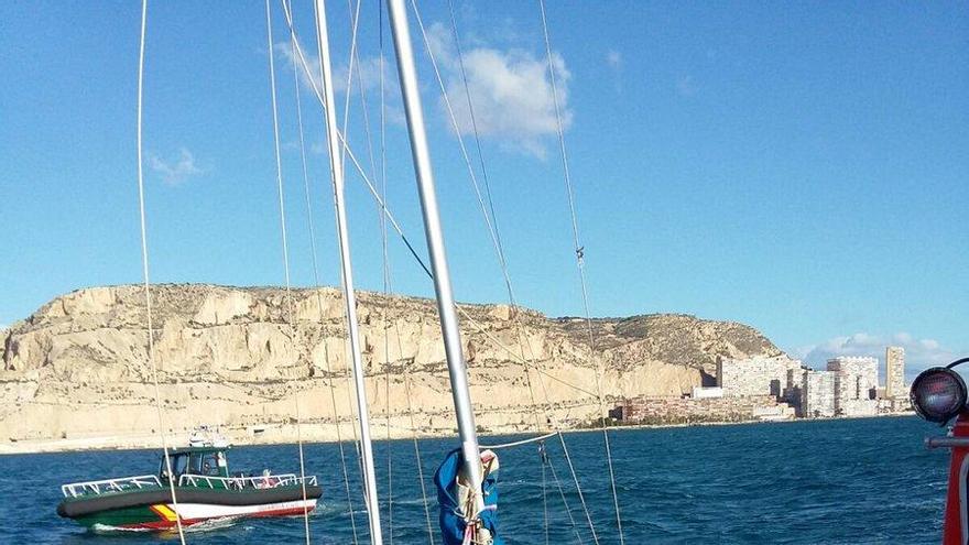 Momento en que recogen el barco para remolcarlo.