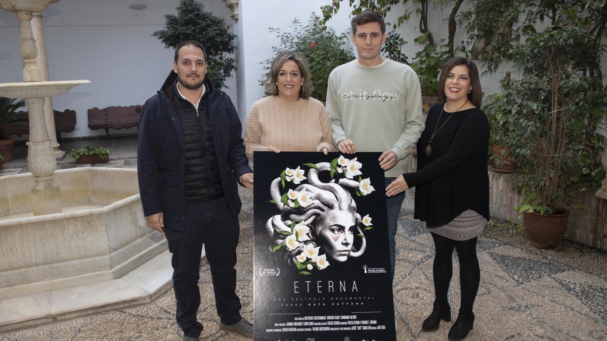 Presentación del documental 'Eterna' en homenaje a Gata Cattana en la Diputación, con la delegada de Cultura de la Diputación, Salud Navajas