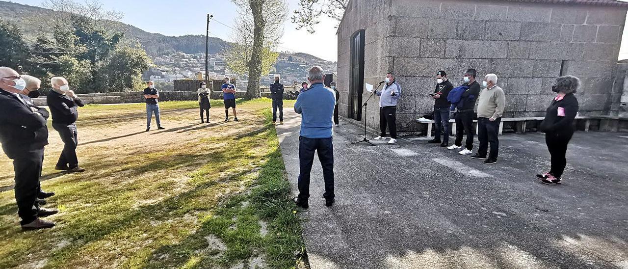 Reunión de los colectivos de Meira, ayer, en el atrio de Samertolaméu.   | // SANTOS ÁLVAREZ