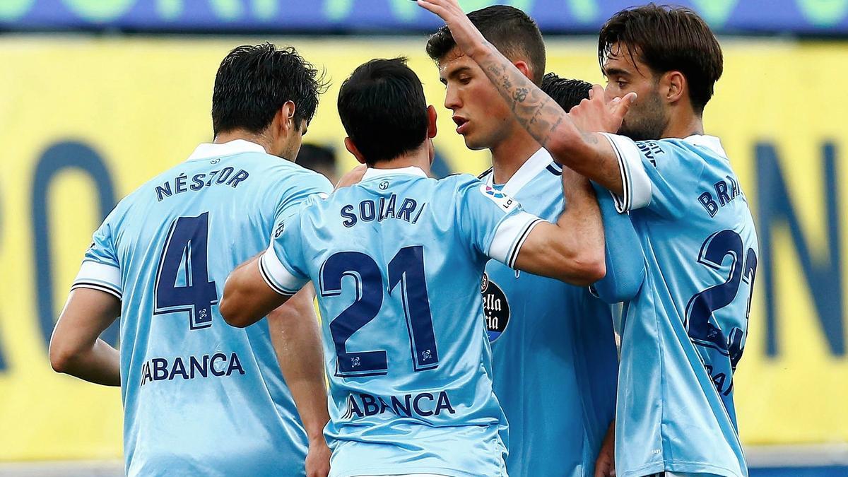 Los jugadores del Celta celebran el gol de Solari.