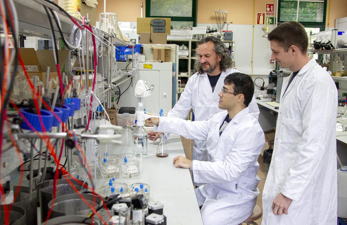 El grupo investigador de Ingeniería Química de la UA en el laboratorio