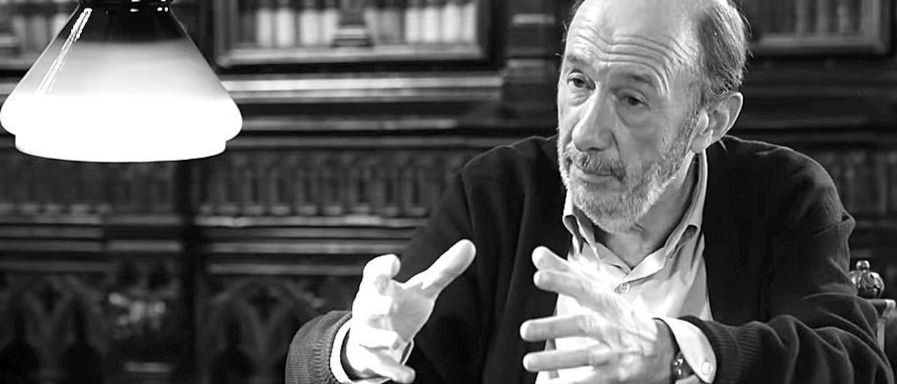 Rubalcaba, durante la entrevista inédita en la que reflexiona sobre el final de ETA. // Canal Historia