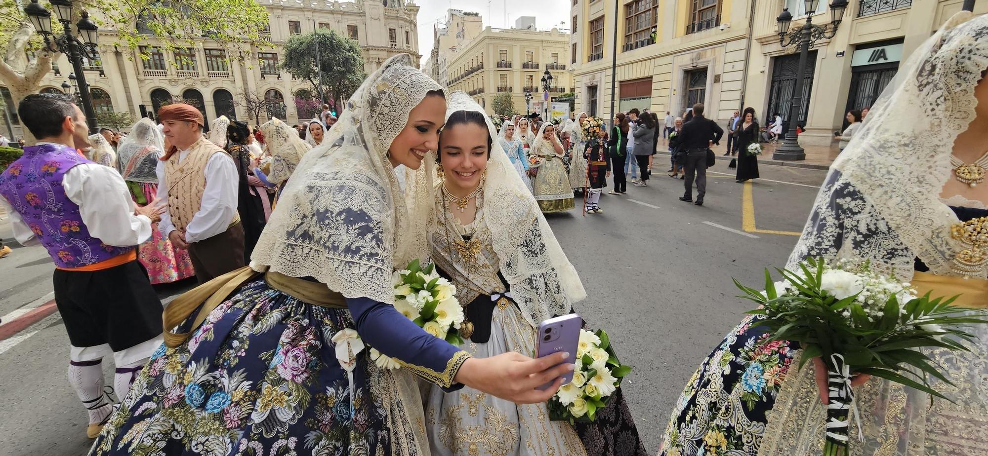 Las falleras ilustres de 2024 y 2023 en la Ofrenda de San Vicente