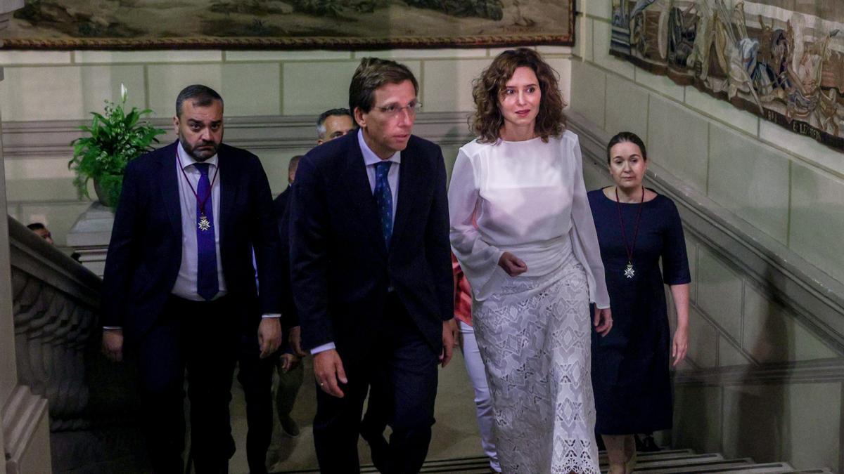 Isabel Díaz Ayuso y José Luis Martínez-Almeida, a su llegada al acto de entrega de las Palomas de Bronce