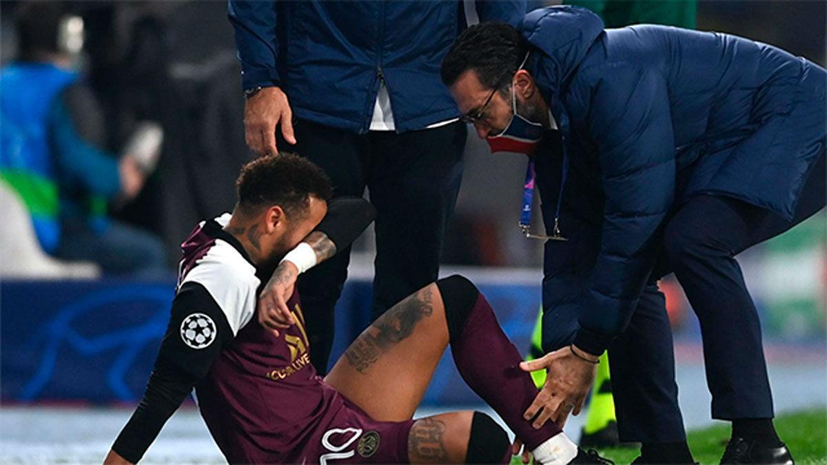 Neymar se retiró lesionado en la primera parte