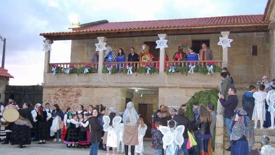 Los Reyes Magos con las autoridades locales, en el Pazo da Crega, el pasado año. // FdV