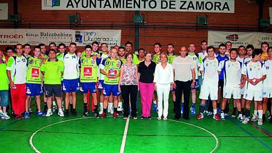 El Inzamac Zamora, con el trofeo de campeón en manos de su capitán, posa junto con BM Cisne y las autoridades presentes al término de la final en el pabellón Manuel Camba.