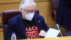 Castells vuelve al Senado con una camiseta reivindicativa: ’Black Lives Matter’.