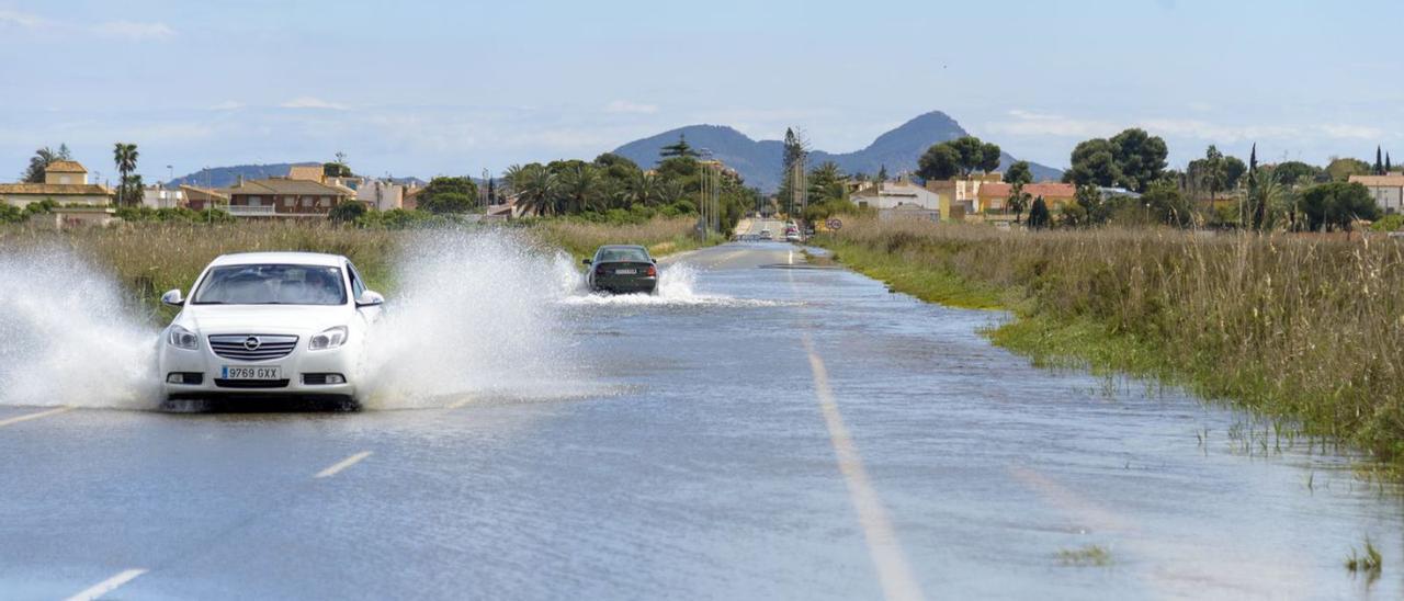 La carretera que cruza El Carmolí, ayer, inundada de agua por los afloramientos.  | IVÁN URQUÍZAR