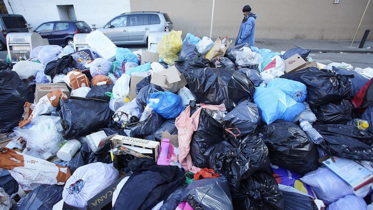 Feina pendent en una zona de Salt, a primera hora de la tarda. | MARC MARTÍ