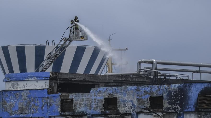 Controlado el fuego en una nave del Muelle Pesquero del Puerto de Las Palmas (21/07/2023)