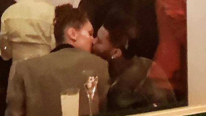 Bella Hadid y The Weeknd se besan en Cannes