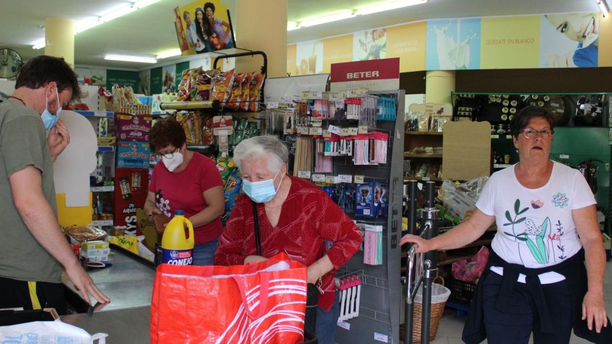 La gente volvía a hacer compras ayer en un pequeño supermercado de Villardeciervos. | Araceli Saavedra |  ARACELI SAAVEDRA