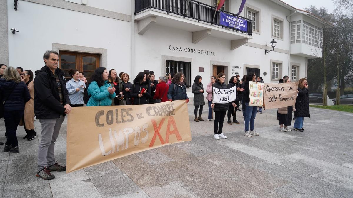 Protesta de todas las ANPA de Cambre: "Coles de Cambre limpos xa"