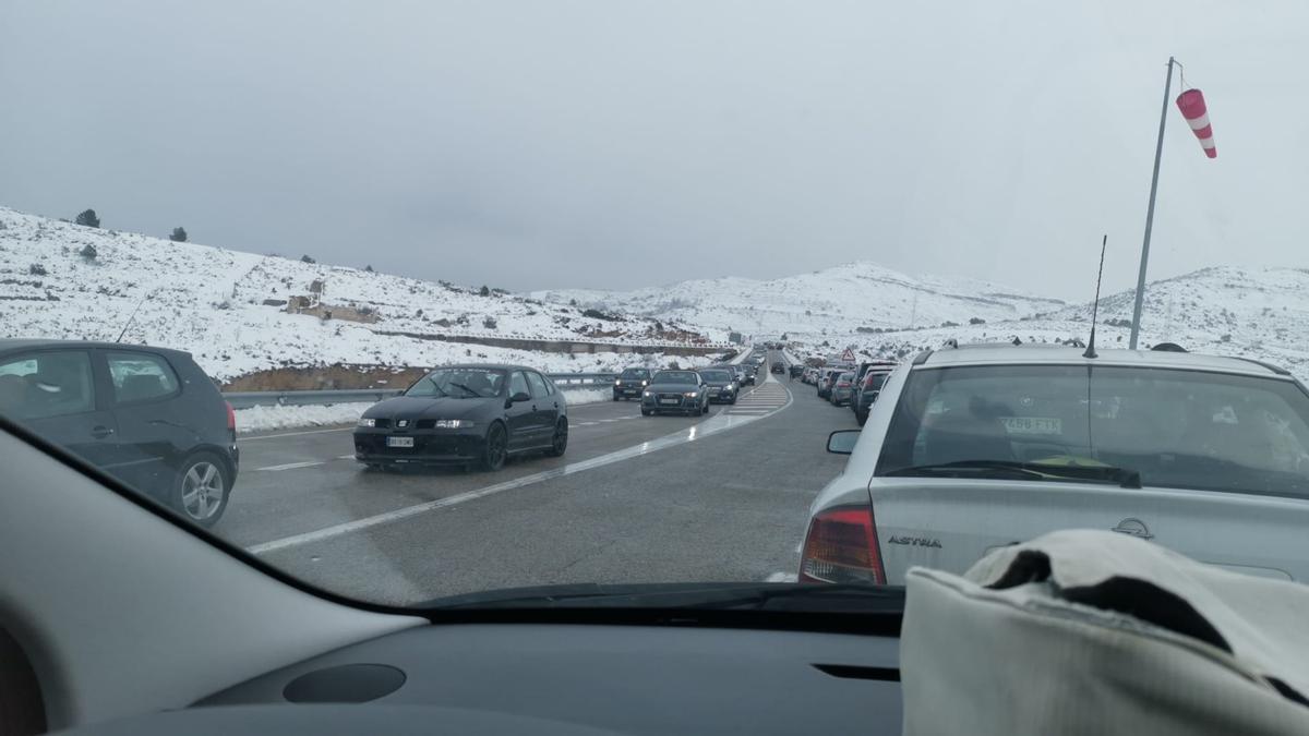 Vehículos estacionados en la CV-232, en Catí