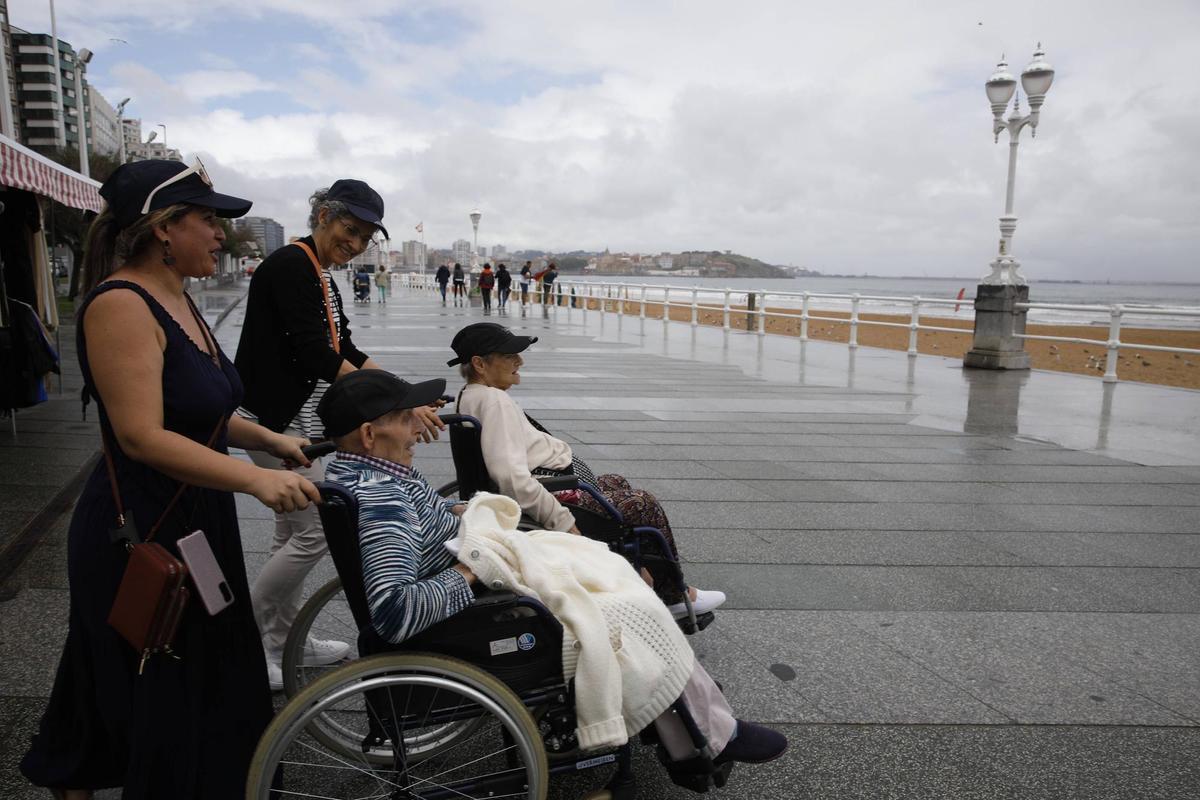 Mayores de la residencia de ancianos de Peleas de Abajo ven por primera vez el mar en Gijón
