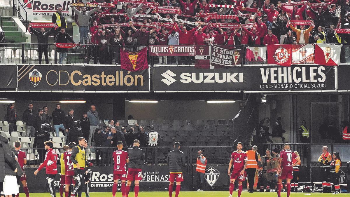 Los aficionados del Real Murcia animan a los jugadores, cabizbajos tras la derrota encajada en Castalia.