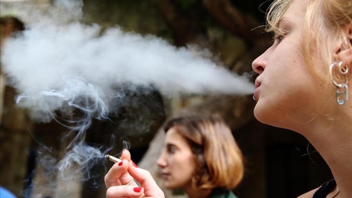 Una joven fumando