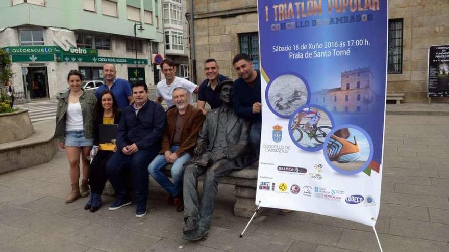 La iniciativa surgió de los propios aficionados al triatlón en Cambados. // Noé Parga