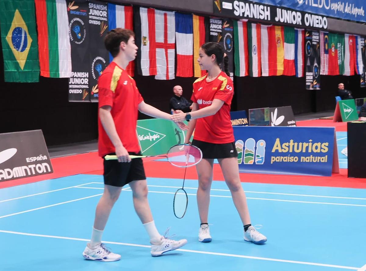 Belén Soto, a la izquierda, con Raúl Hernández durante el dobles mixto.