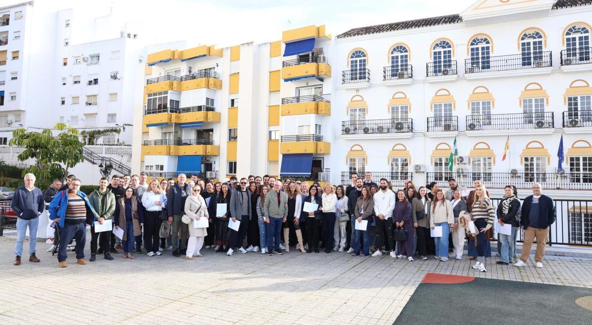 Algunos de los beneficiarios de las viviendas de protección oficial de San Pedro Alcántara.
