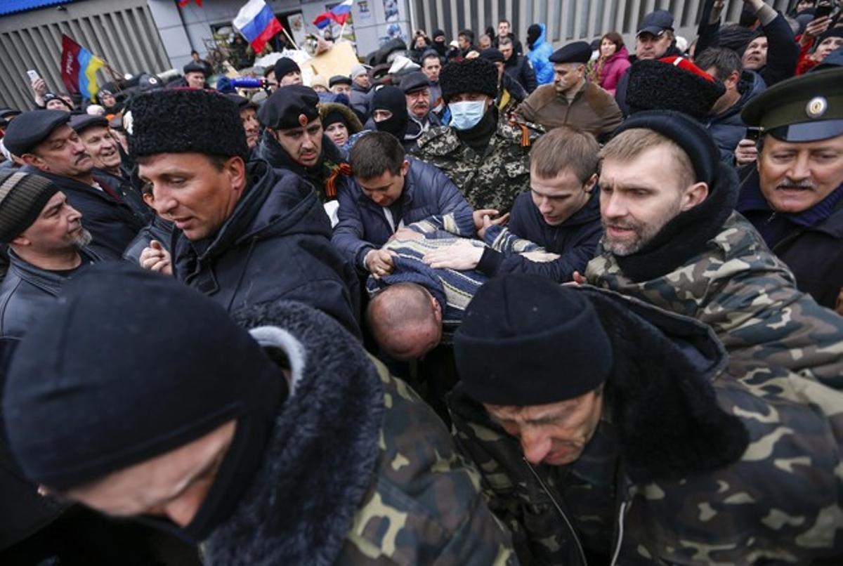 Prorussos escorten un detingut a la localitat de Luhansk, a l’est d’Ucraïna.