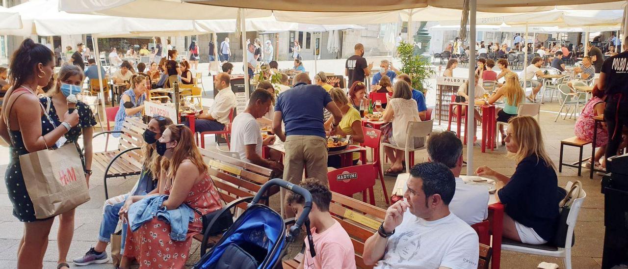 Terrazas abarrotadas en la plaza de la Constitución, con decenas de personas disfrutando del buen tiempo.