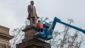 Limpieza de la estatua de Antonio López, el jueves pasado.