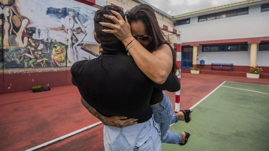 Un día de convivencia en la cárcel de Teixeiro: “¿Se porta bien?”