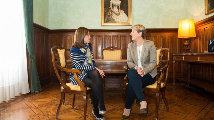 Arroyo (i.) y Castejón, conversan en el Palacio de Aguirre, en una imagen de archivo.