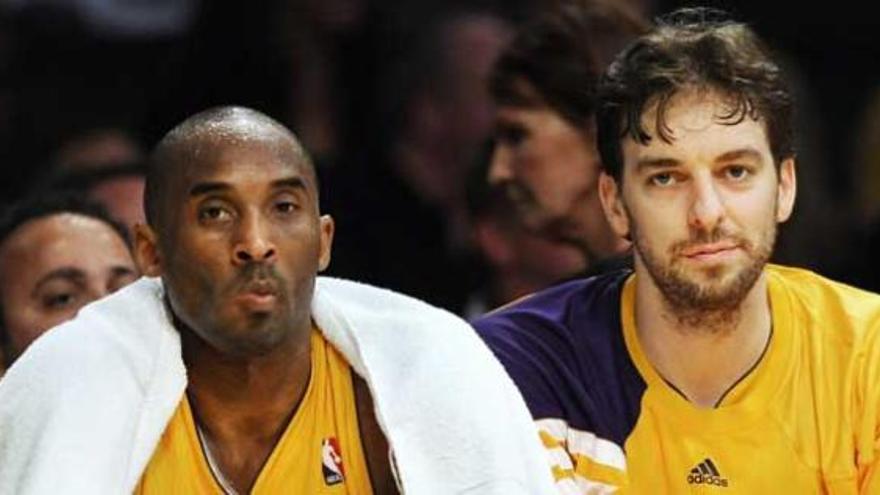 Kobe Bryant junto a Pau Gasol.