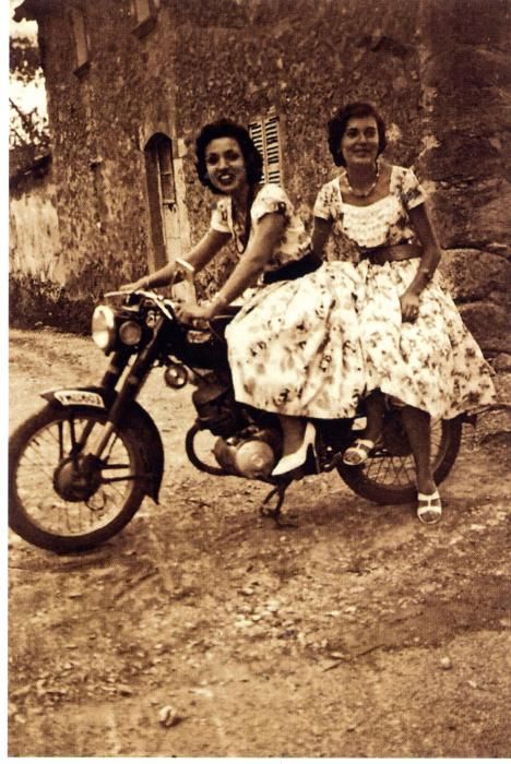 Catalina Bujosa y Margalida Rigo, en una moto de Toni Castell, en 1959.