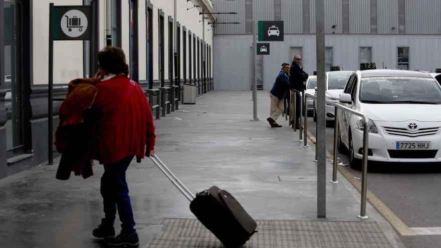 Taxis en la parada de la estación del AVE de Alicante