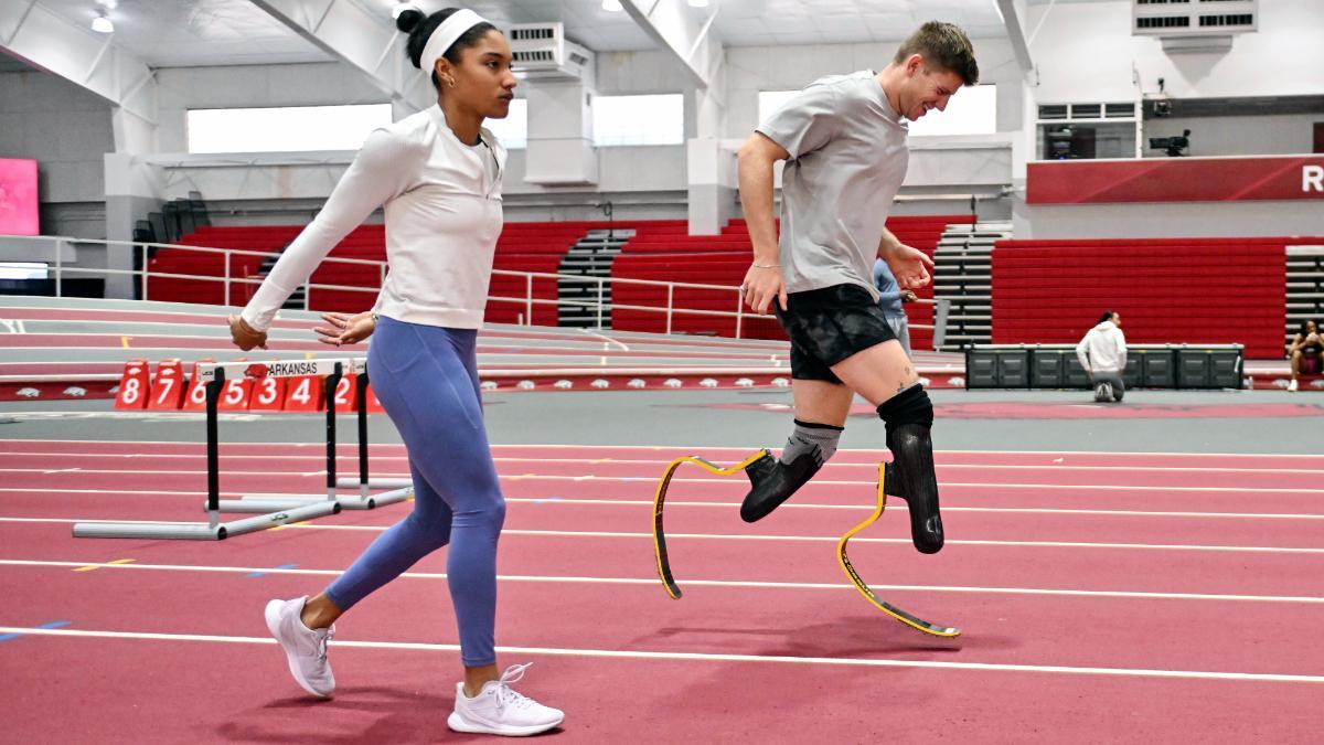 Tara Davis y Hunter Woodhall, entrenando juntos en Fayetteville (Arkansas)