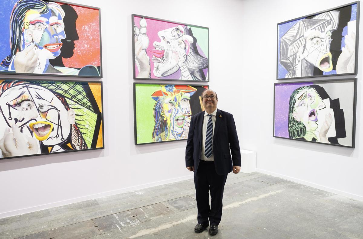 El ministro de Cultura y Deporte, Miquel Iceta, posa en la galería de Rocío San Cruz, durante su visita a la Feria Internacional de Arte Contemporáneo ARCOmadrid.