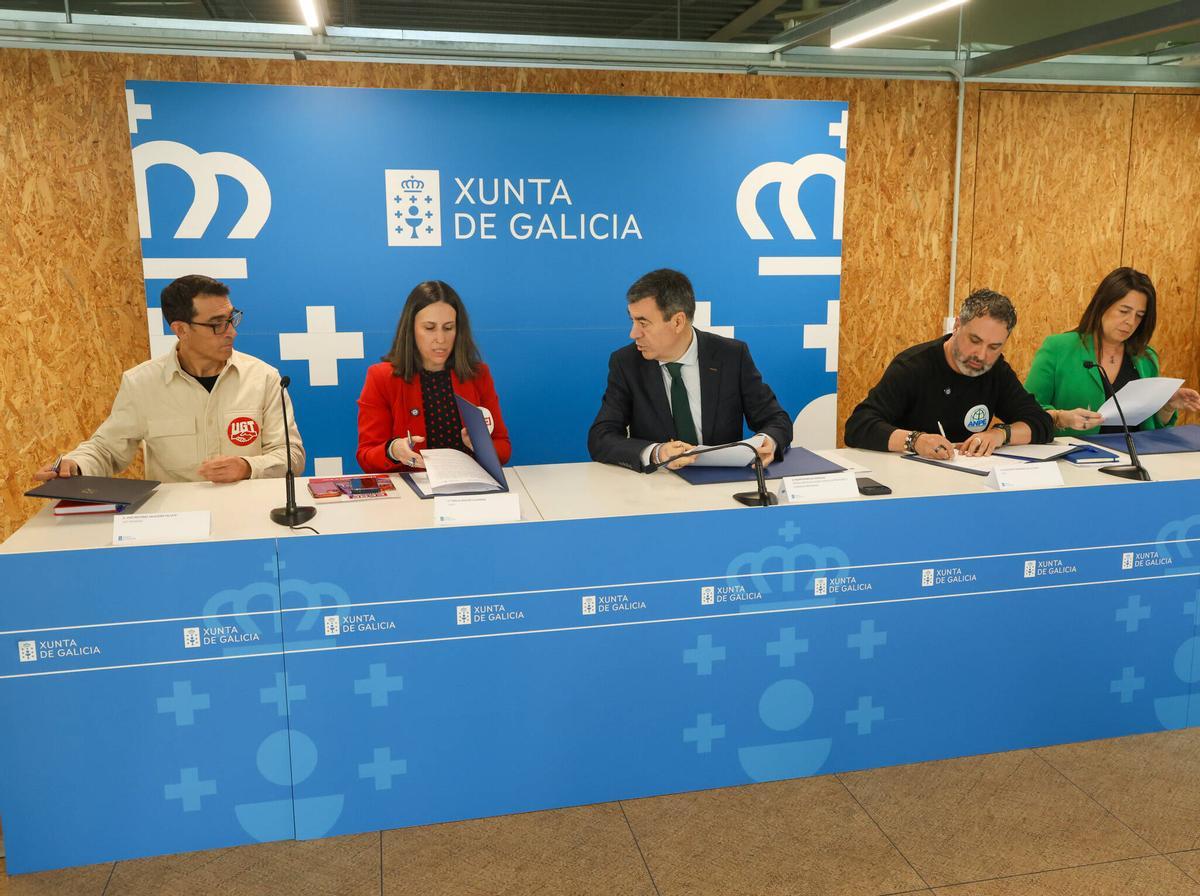 Firma de Xunta y sindicatos educativos (UGT, CC OO, Anpe y CSI-F), de la addenda al "acordo de mellora", este viernes, en Santiago.