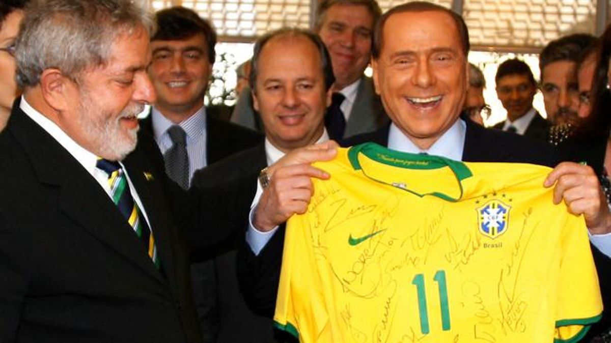 El primer ministre italià, Silvio Berlusconi, ensenya la samarreta del Brasil que li va regalar Lula a Sao Paulo. Itàlia va ser eliminada del Mundial en la primera fase.