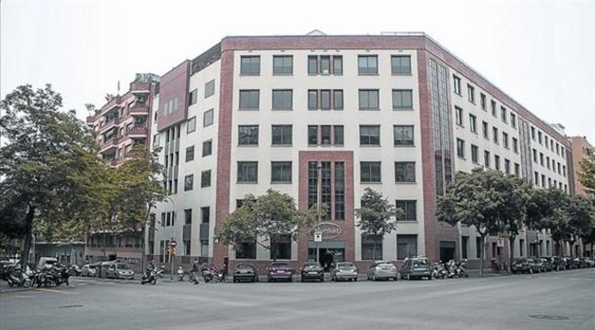 Edifici de Henkel, al carrer de Còrcega. A dalt, el projecte aquitectònic del despatx GCA Architecs. Edifici de Henkel, al carrer de Còrcega. A dalt, el projecte aquitectònic del despatx GCA Architecs.